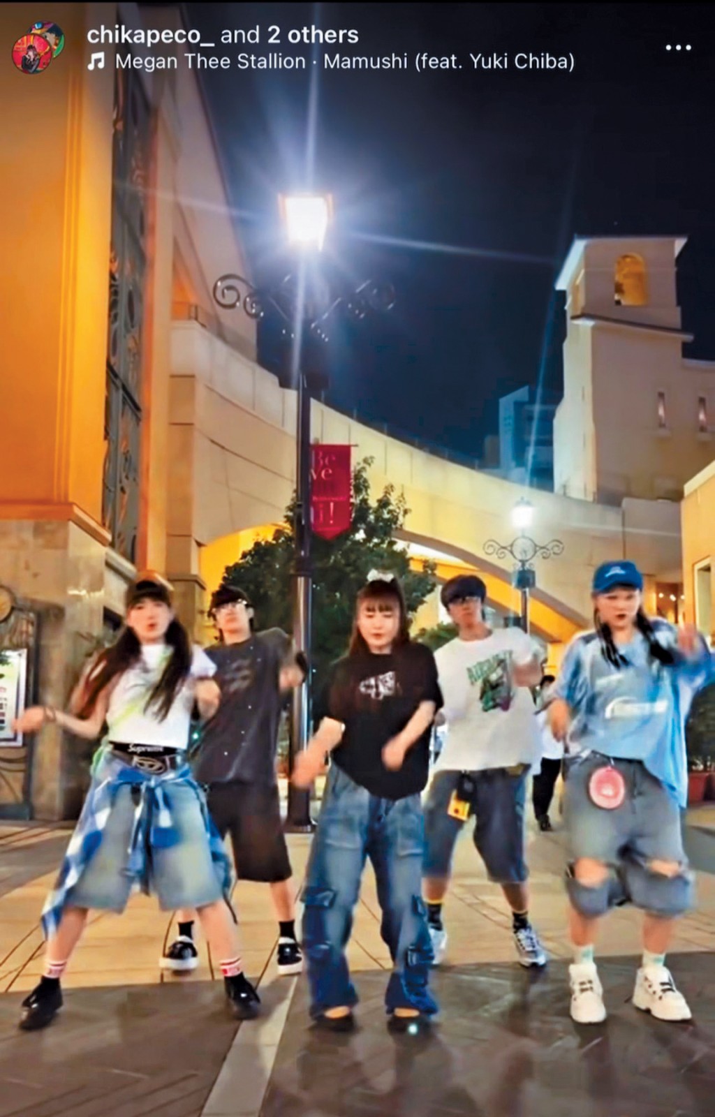 日本妹（左一）、KC（左二）及WinWin（右一），曾在今年7月24日一同在日本街頭跳舞。