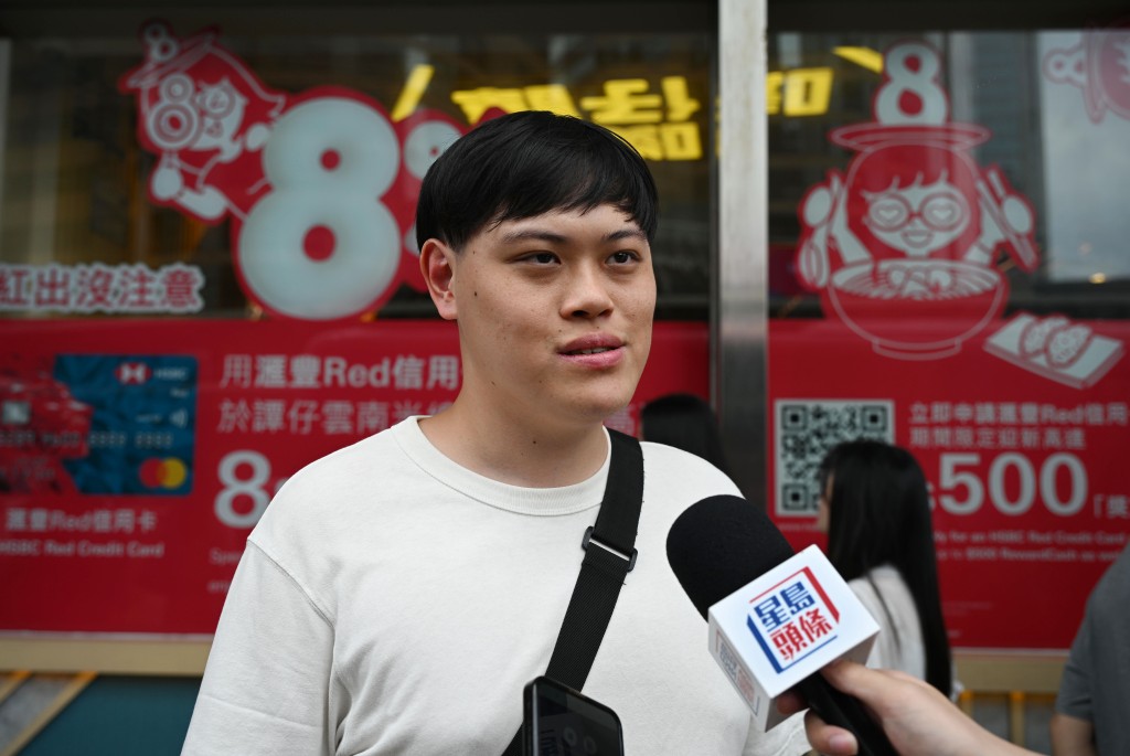 洪先生指，等車的人龍比平時放工時更長一些。