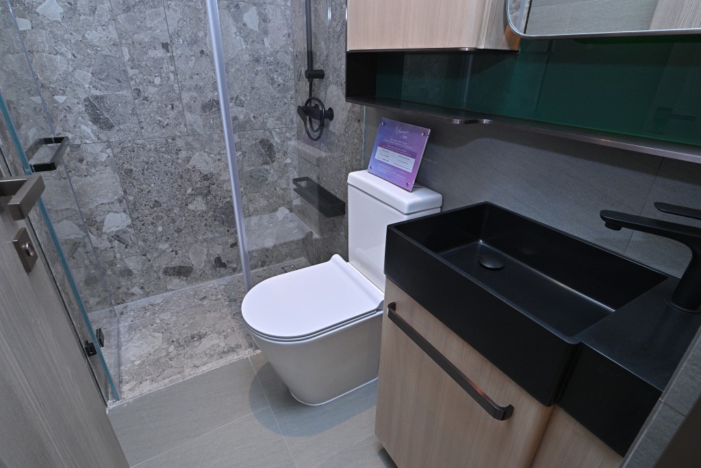 浴室設獨立淋浴間，採乾濕分離設計。