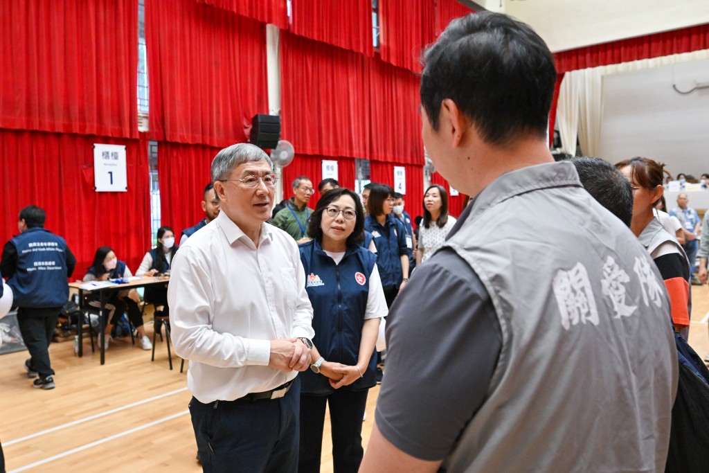 卓永興(左一)和麥美娟(左二)與地區服務及關愛隊伍義工交流。 卓永興(左一)和麥美娟(左二)與地區服務及關愛隊伍義工交流。