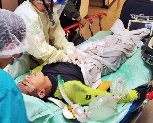 男子由直升機送往東區醫院搶救，惟送院搶救後證實不治。