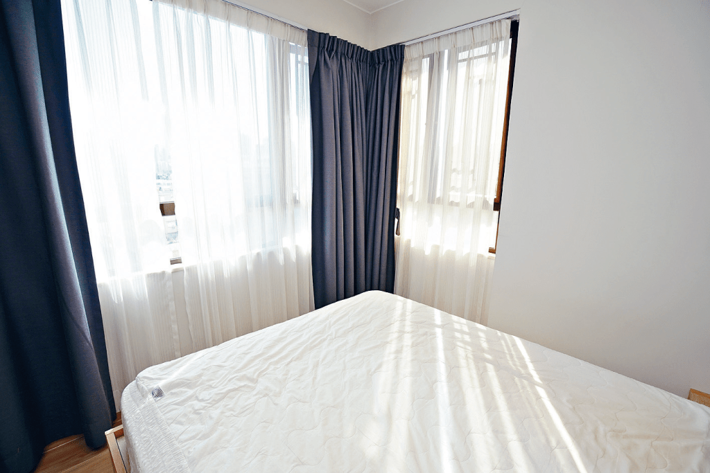 圖中睡房備有轉曲尺窗，方便採光及通風。