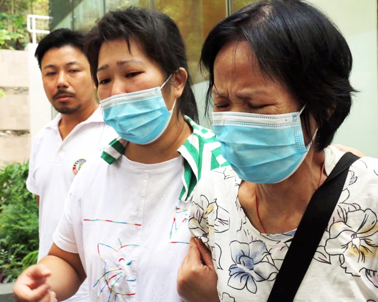 左起:死者姐夫、胞姊、母親。