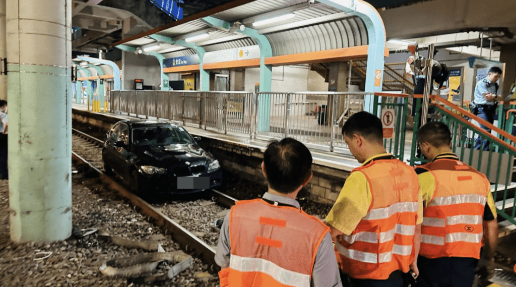 輕鐵職員發現一輛私家車擱在安定站月台對開的路軌上，警員到場調查，卻未能尋獲司機。蔡楚輝攝