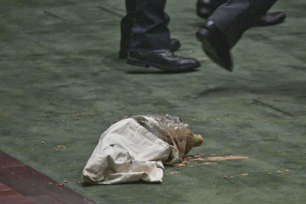 許智峯當日投擲惡彈,打翻的位置正好在盧偉國座位前方。資料圖片 許智峯當日投擲惡彈,打翻的位置正好在盧偉國座位前方。資料圖片