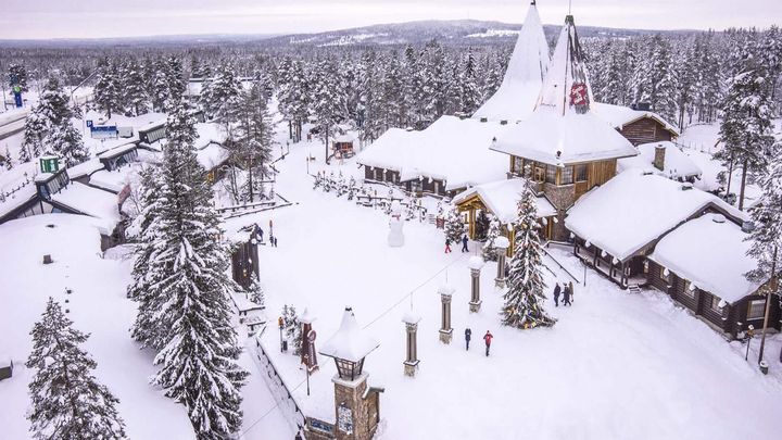 冬日白雪皑皑的罗凡尼米被视为圣诞老人故乡。