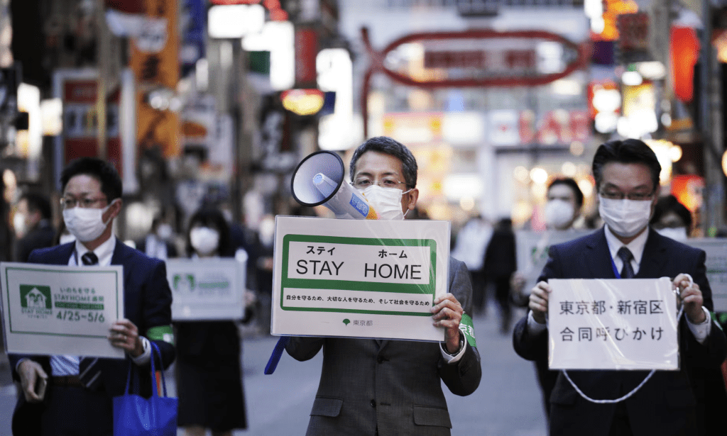 东京市政人员敦促民众回家。（美联社）