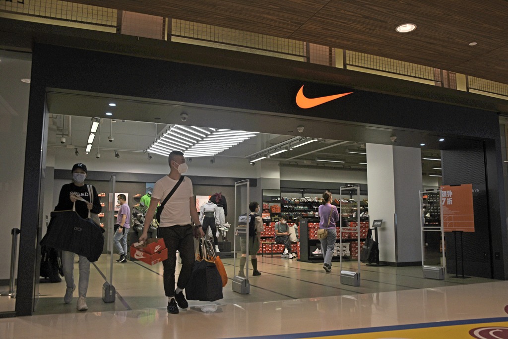 男顧客進入一間連鎖服裝品牌店選購物品時，其行李箱遭一名女子盜走。