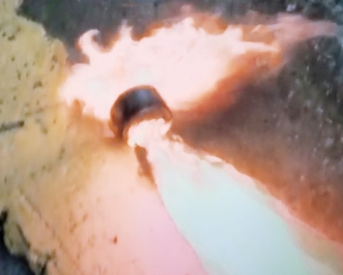 有催淚彈爆開後噴火。港台圖片
