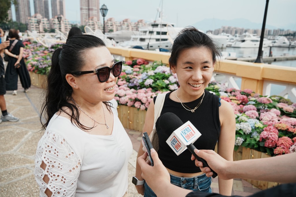 街坊張小姐(右)與媽媽張太到場打卡,大讚繡球花節「夠特別夠靚」。 街坊張小姐(右)與媽媽張太到場打卡,大讚繡球花節「夠特別夠靚」。