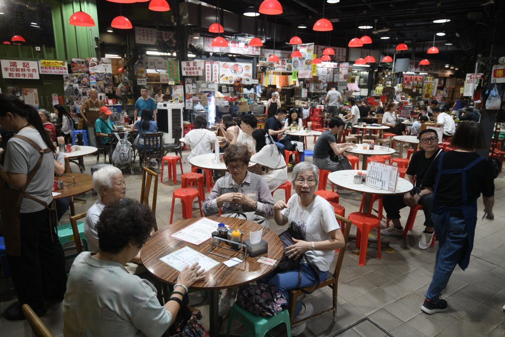 海防道臨時熟食小販市場下午時刻人流不算多。 海防道臨時熟食小販市場下午時刻人流不算多。