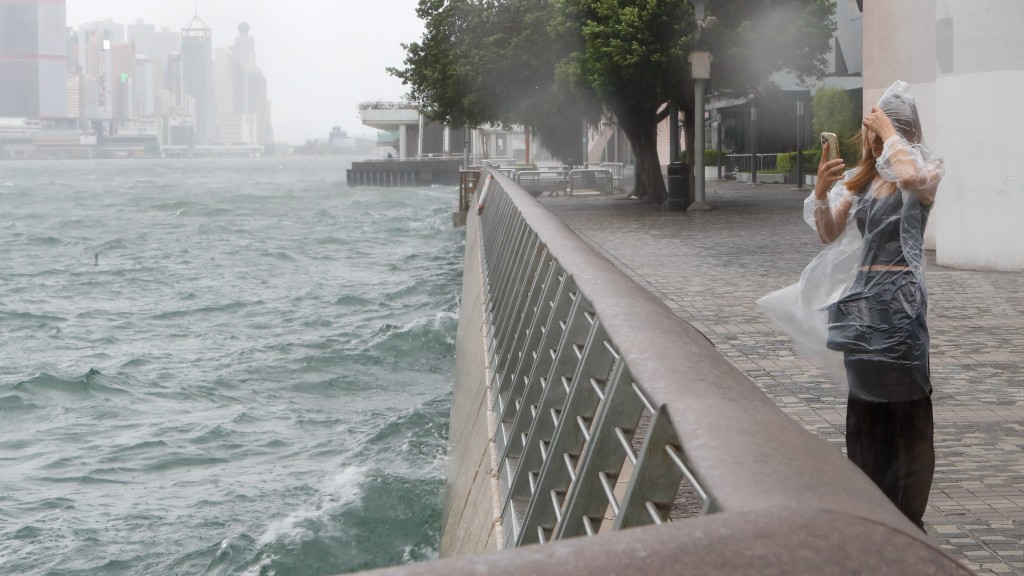 天文台指，本港天氣是否轉壞／轉壞程度仍須視乎杜蘇芮的路徑。（資料圖片）
