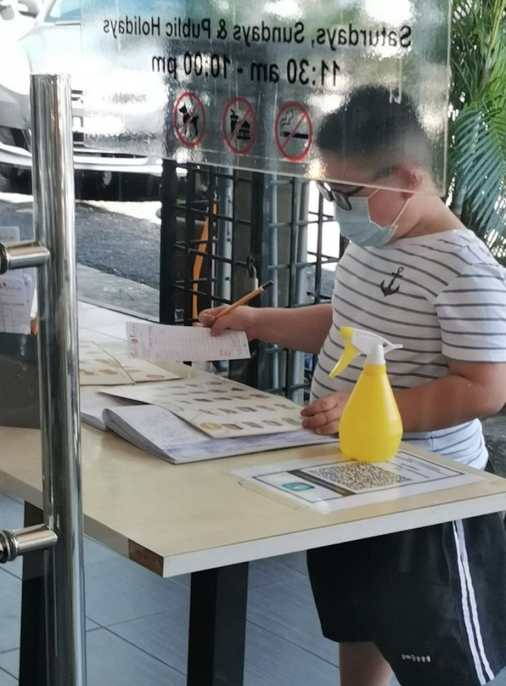 小男孩獨自到店舖叫外賣。馬克狮 facebook 相片