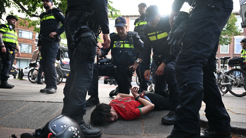 海牙警方拘捕捣乱的摩洛哥球迷。 美联社
