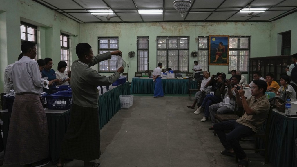 緬甸大選｜選委會職員在仰光為提前投票點票。 美聯社