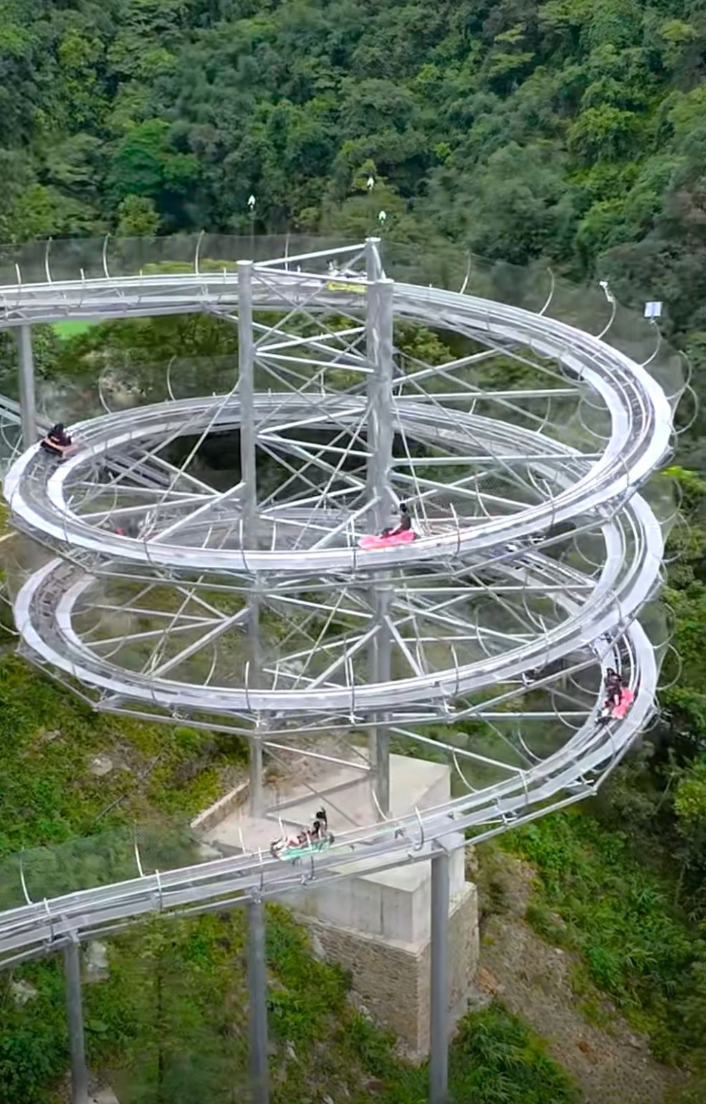 清远玩乐好去处2024｜1. 古龙峡景区 体验极速飞驰，驰骋悬崖之巅，1080度崖边回旋，超过百米落差，十分刺激。（图片来源：小红书@清远古龙峡森林王国）