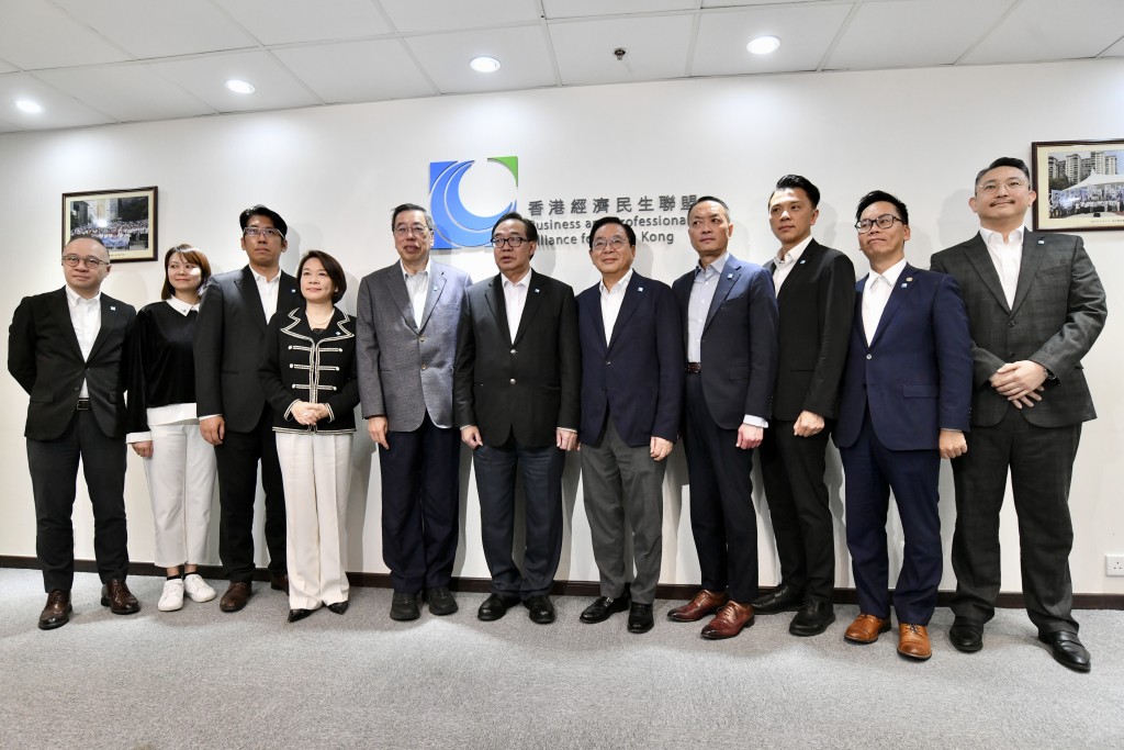 立法會換屆選舉後經民聯召開傳媒記招。盧江球攝 立法會換屆選舉後經民聯召開傳媒記招。盧江球攝