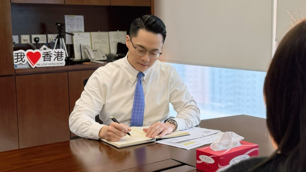 梁熙與多名單親家庭的媽媽展開深度訪談，直接聆聽她們的心聲及需要。我愛香港協會圖片