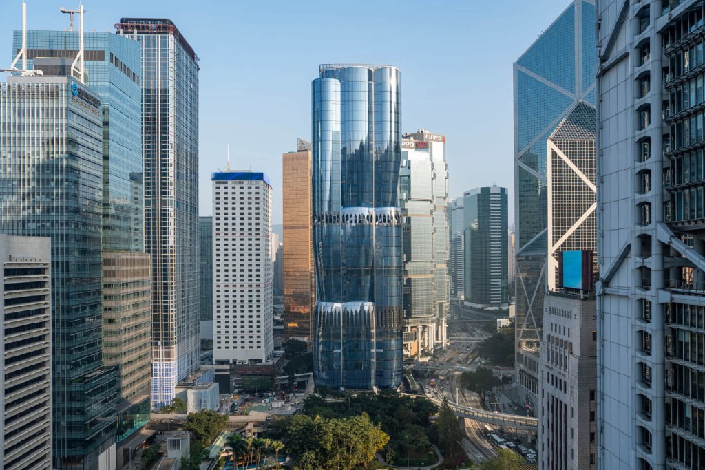 恒基兆業地產有限公司銳意將The Henderson打造成超甲級地標商廈,並以21世紀香港「地標中的地標」為最終目標。 恒基兆業地產有限公司銳意將The Henderson打造成超甲級地標商廈,並以21世紀香港「地標中的地標」為最終目標。