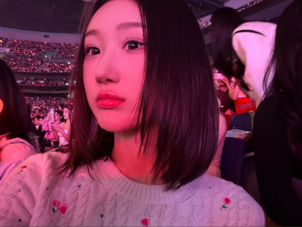 憑抖音神曲走紅的陳雪凝25日晚曬出與丈夫看演唱會的照片。微博