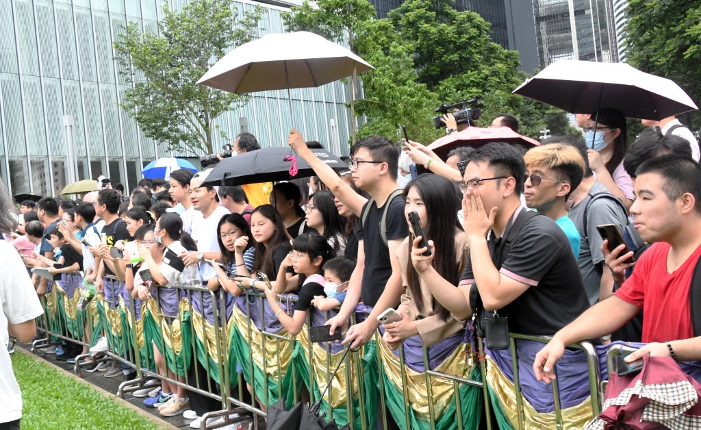 奧運港將巴士勝利巡遊，市民冒雨支持。陸永鴻攝