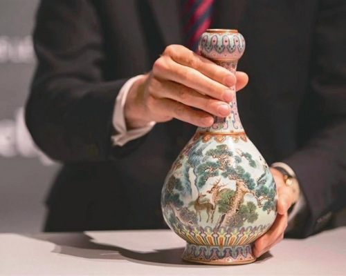 被拍賣的乾隆時期瓷花瓶保存完好,最終以1620萬歐元被買家投得。(網圖)