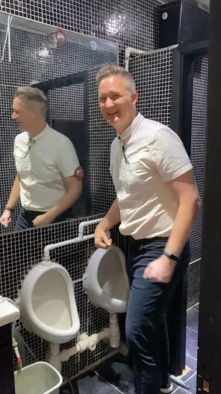布偉傑更即場示範如廁的動作，指如果有另一位男人在旁一定要肩貼肩。