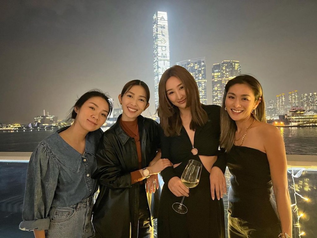 高Ling一襲露腰低胸裙。