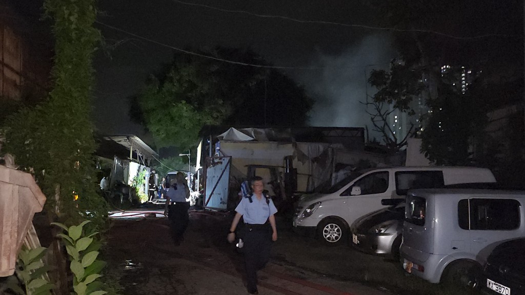 汀角路一個車房起火,一度傳出爆炸聲。 汀角路一個車房起火,一度傳出爆炸聲。
