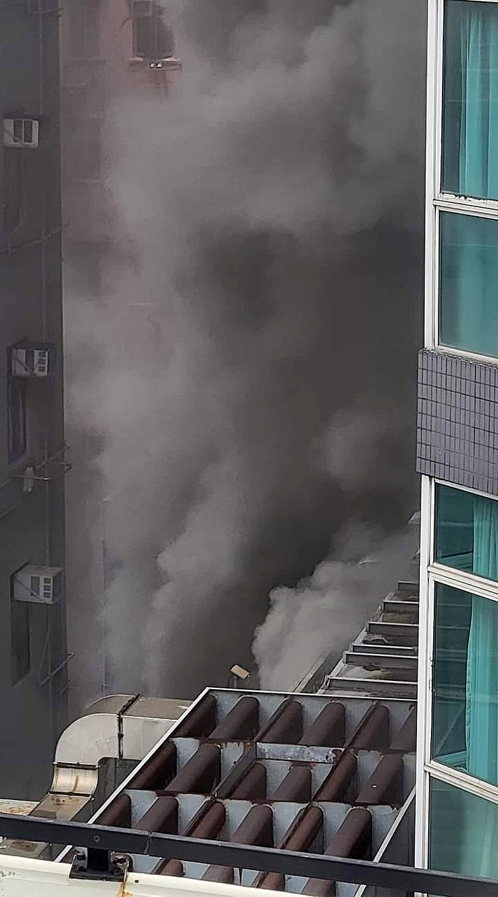 大量濃煙冒出。fb:香港交通突發報料區正版 