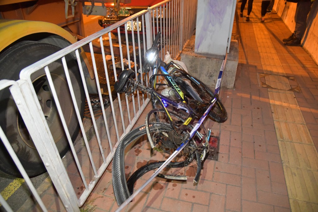 單車被壓毀。