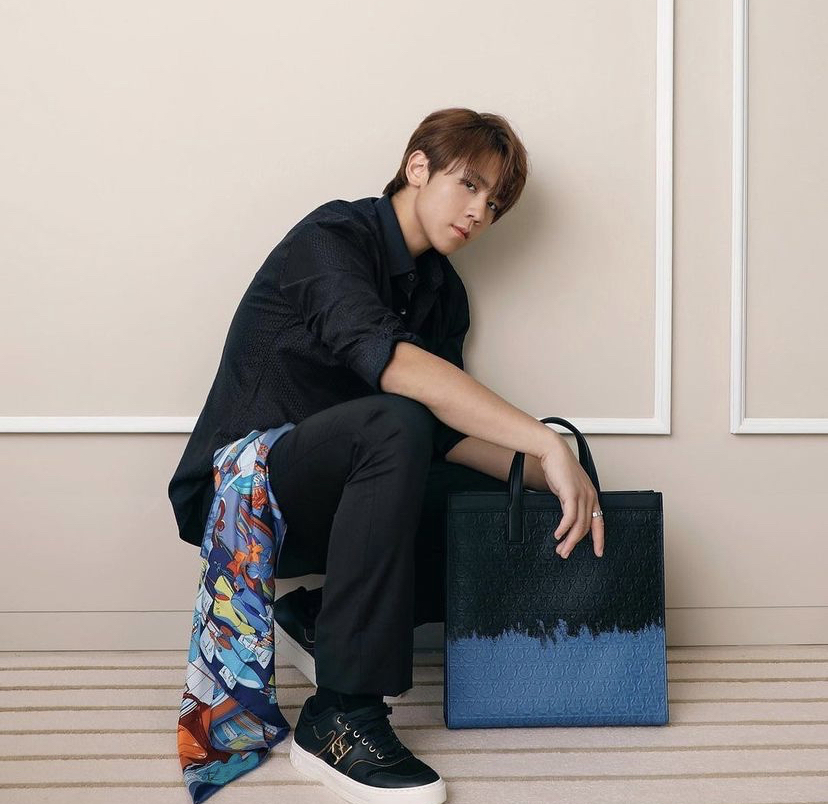 姜濤於其個人IG上載穿上Salvatore Ferragamo新裝的照片，他穿上黑金色SF Logo系列Sneakers/$6,800。