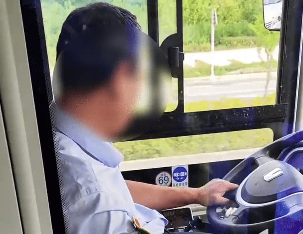 甘肃一名巴士司机边开车边煲剧。重庆广电-第1眼
