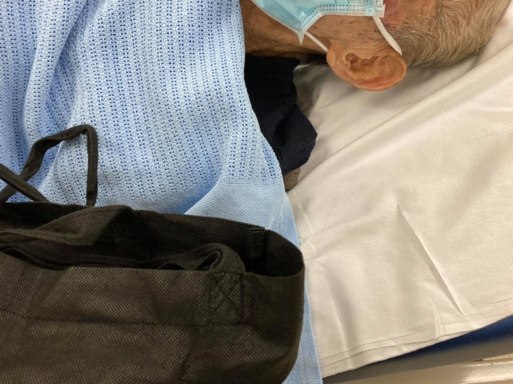 老伯獲送院治理。何偉倫FB圖片