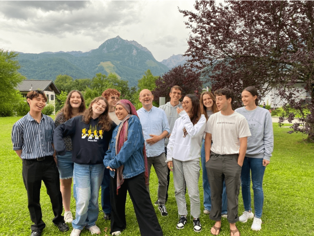 Howard（左一）曾到維也納大學海外交流，開拓國際視野。