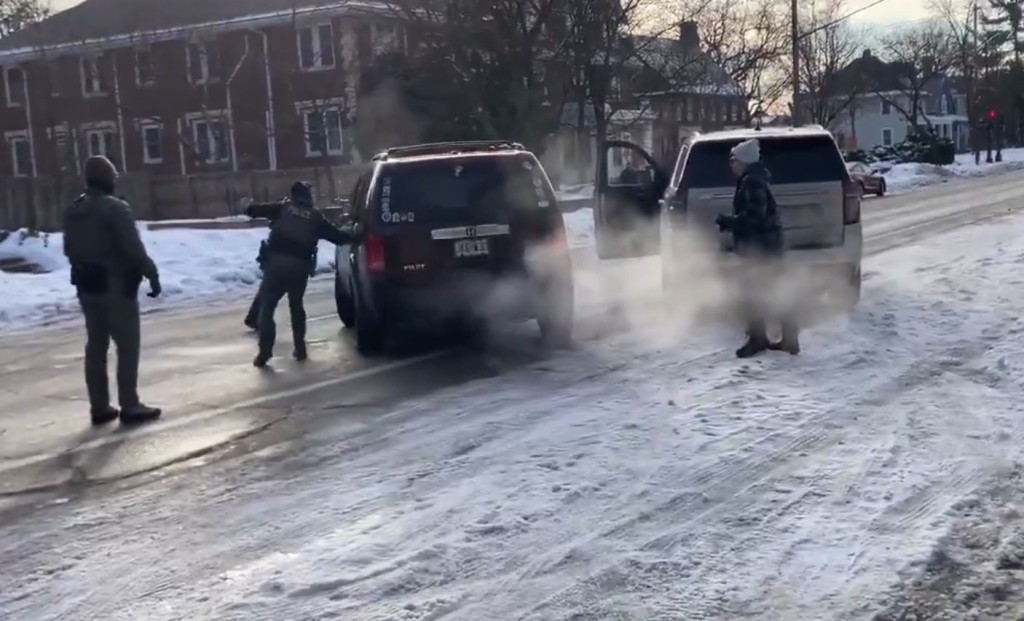 ICE人員向拒絕受查且開車逃走的司機開槍。Ｘ