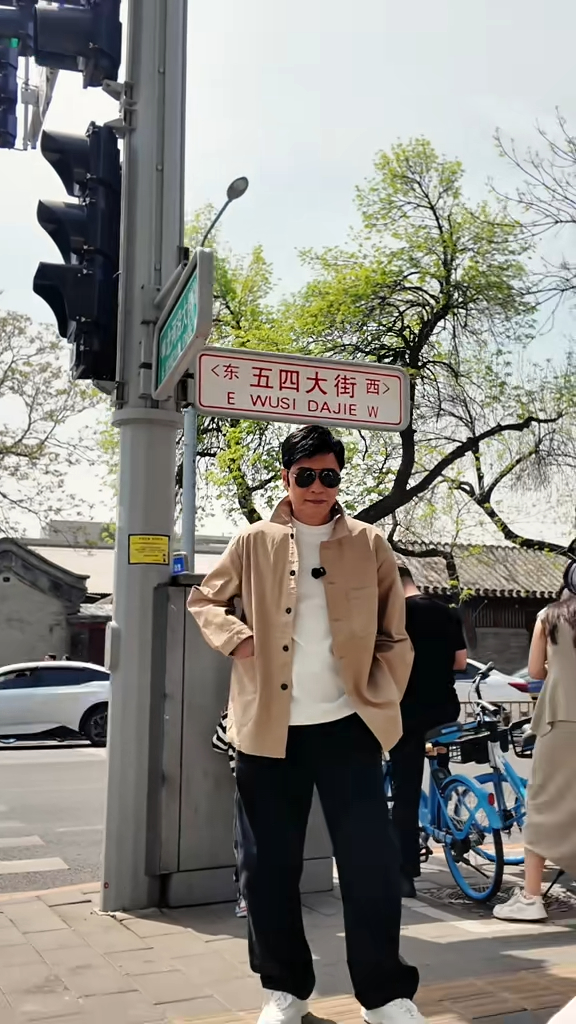 羅嘉良佩戴墨鏡,身穿白色圓領T恤、卡其色外套及黑色長褲現身,並陸續觀光北京當地名勝及傳統建築。 羅嘉良佩戴墨鏡,身穿白色圓領T恤、卡其色外套及黑色長褲現身,並陸續觀光北京當地名勝及傳統建築。