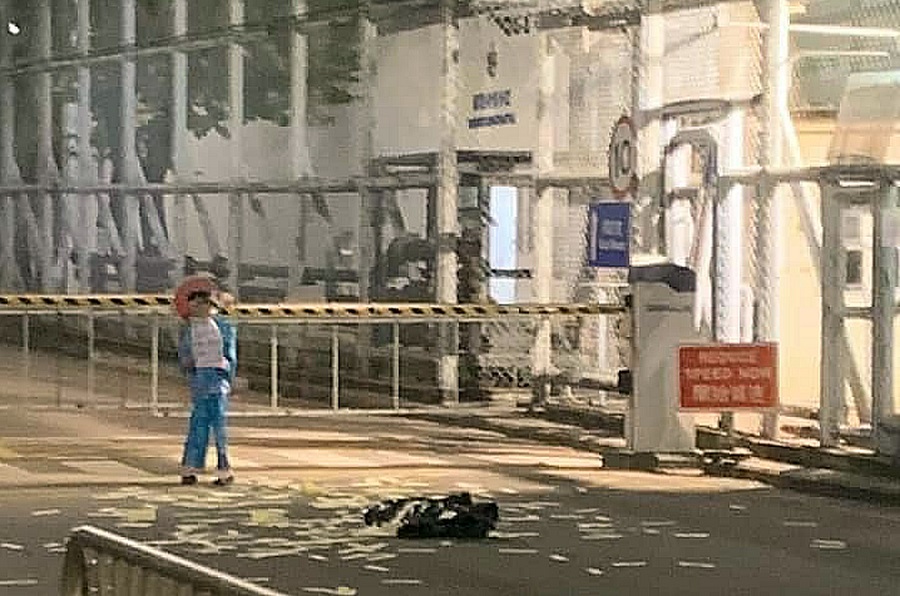 荔枝角收押所外有人撒溪錢擺放紙扎公仔。資料圖片