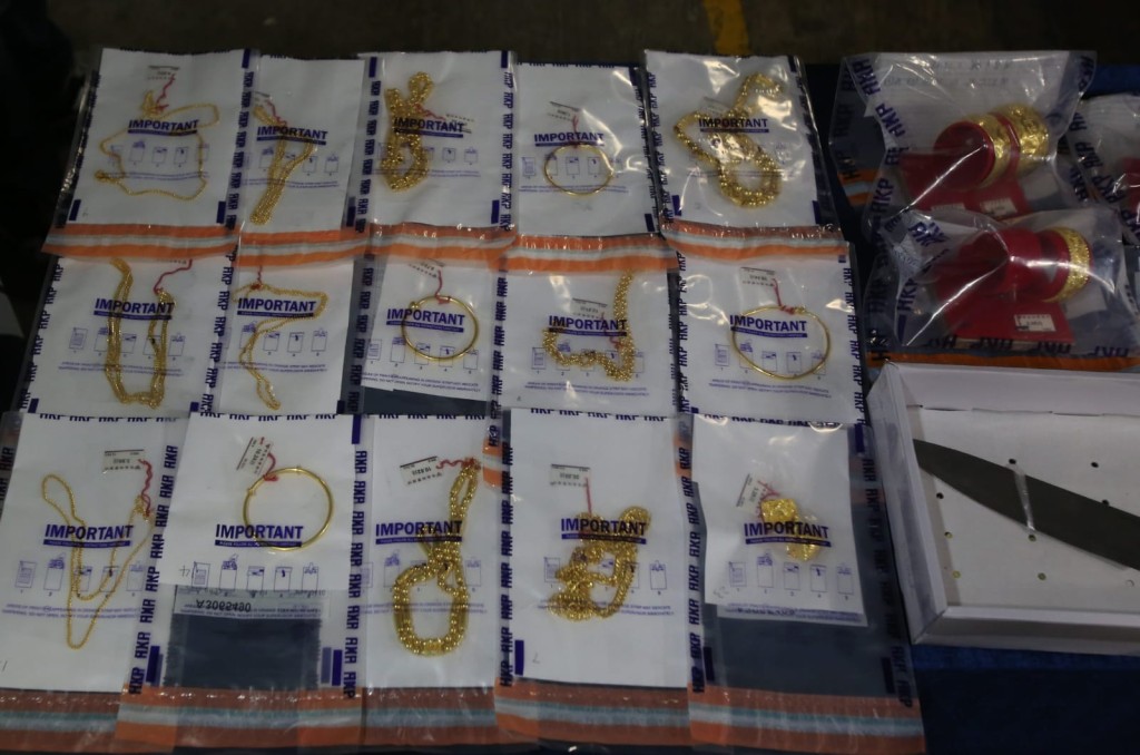 警方搜出的刀及金器。