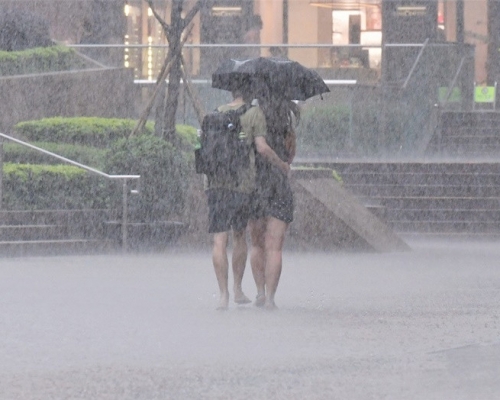 天文台發局部地區大雨提示，指屯門區的雨勢特別大。 資料圖片
