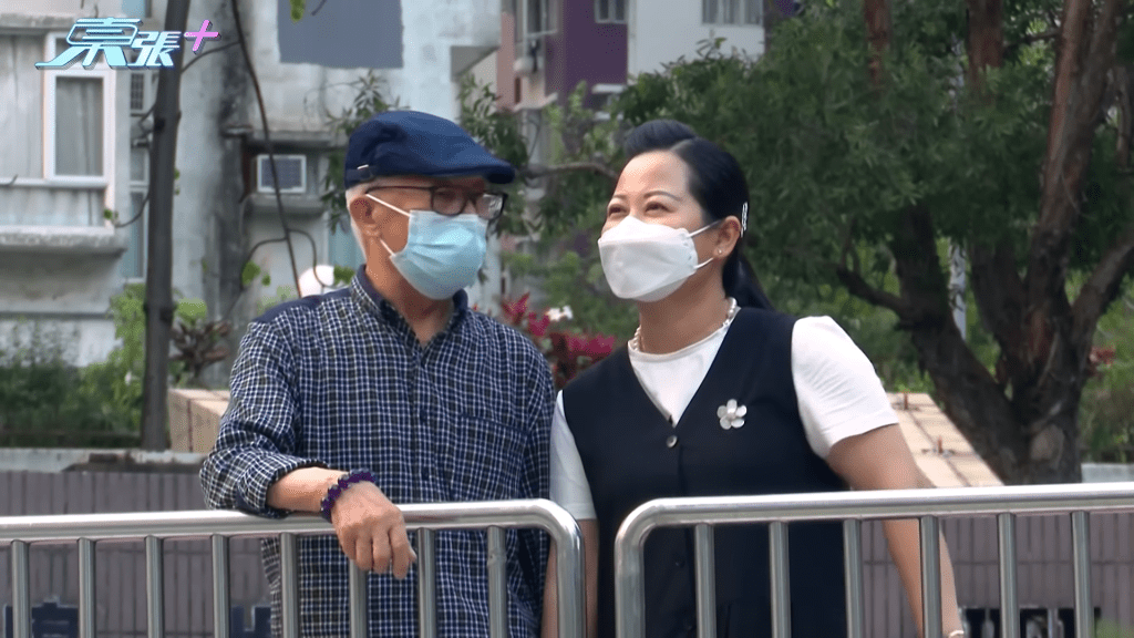  TVB《東張西望》報道76歲何伯與年輕逾30年的何太閃電再婚故事，引起全城關注。