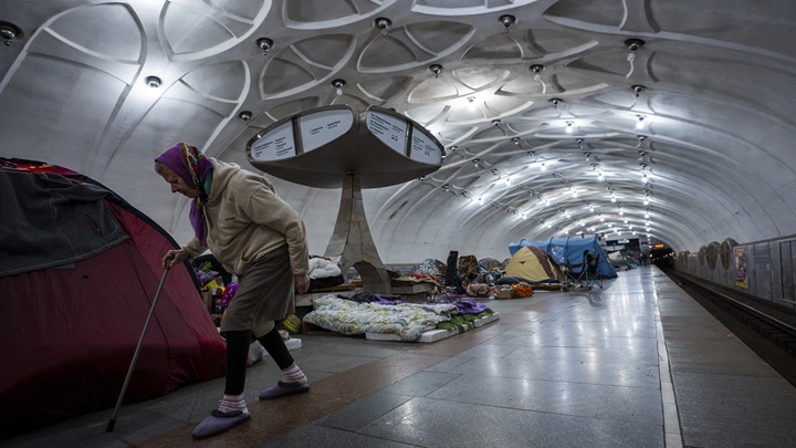 哈爾科夫有民眾棲身地鐵站避難。AP圖片