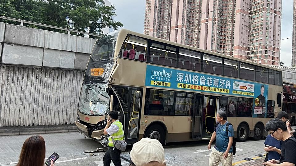 巴士車頭嚴重損毀。網上圖片