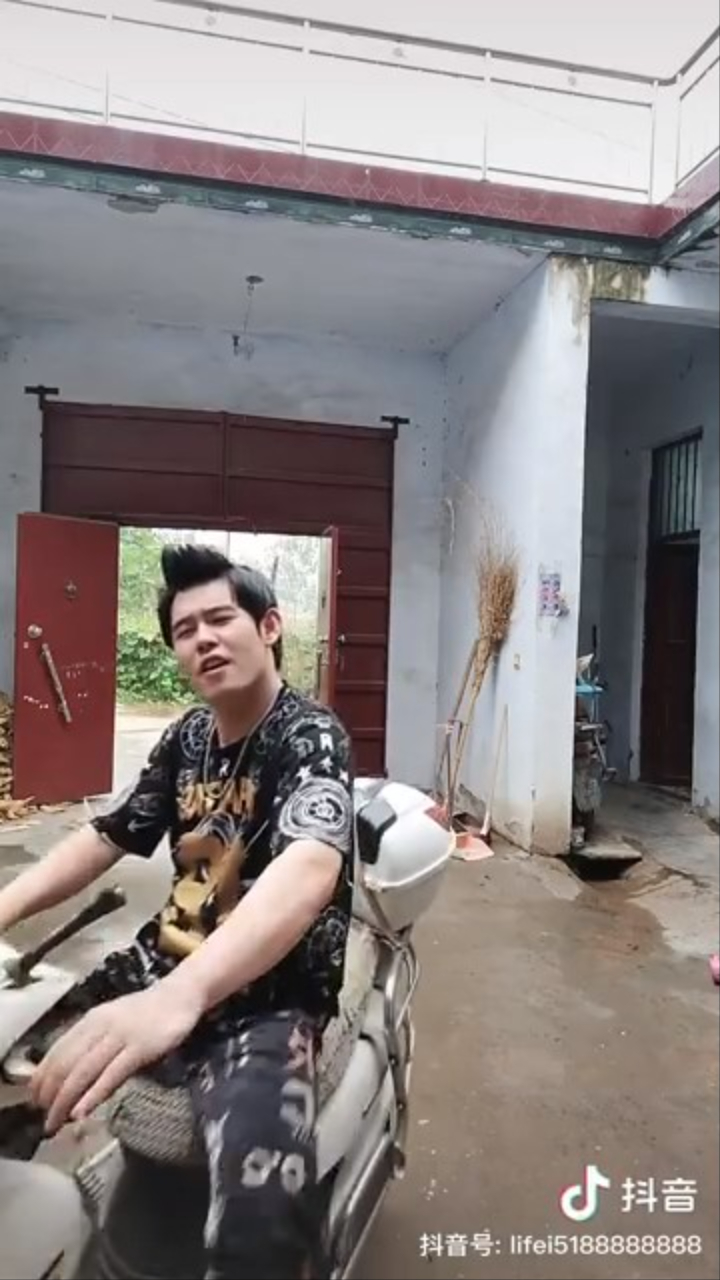 表情十足地「咪嘴」唱《一路向北》。