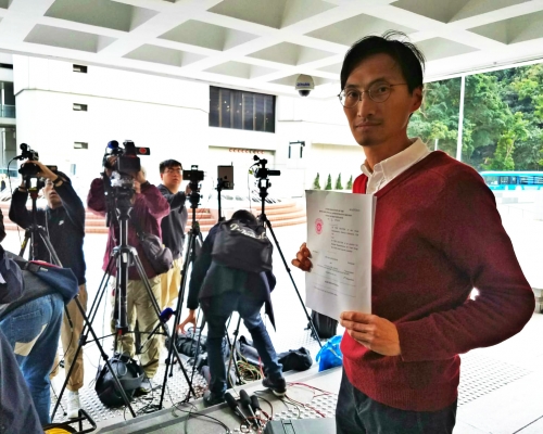 朱凱廸前往高等法院。法庭記者黃梓生攝