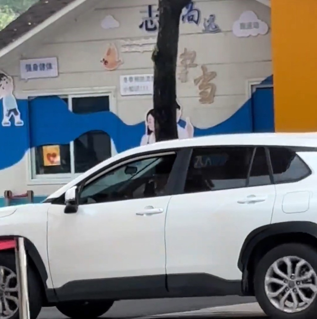 每當有車駛入校園,學生都會敬禮及高喊「老師早」。微博@簡直笑了 每當有車駛入校園,學生都會敬禮及高喊「老師早」。微博@簡直笑了