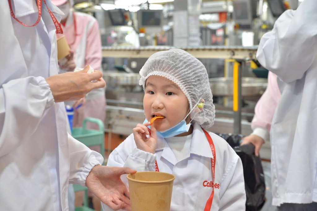 大、小朋友一齊走進卡樂B薯片廠房參觀。(圖片來源:Calbee) 大、小朋友一齊走進卡樂B薯片廠房參觀。(圖片來源:Calbee)