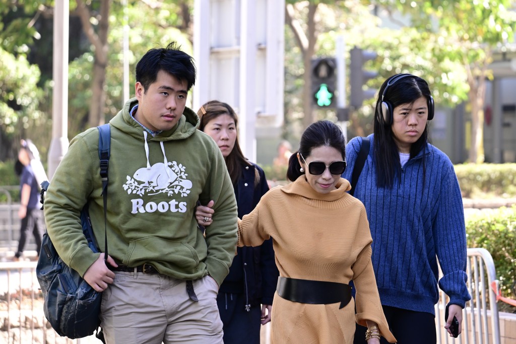 黎智英妻子和子女親友。陳極彰攝