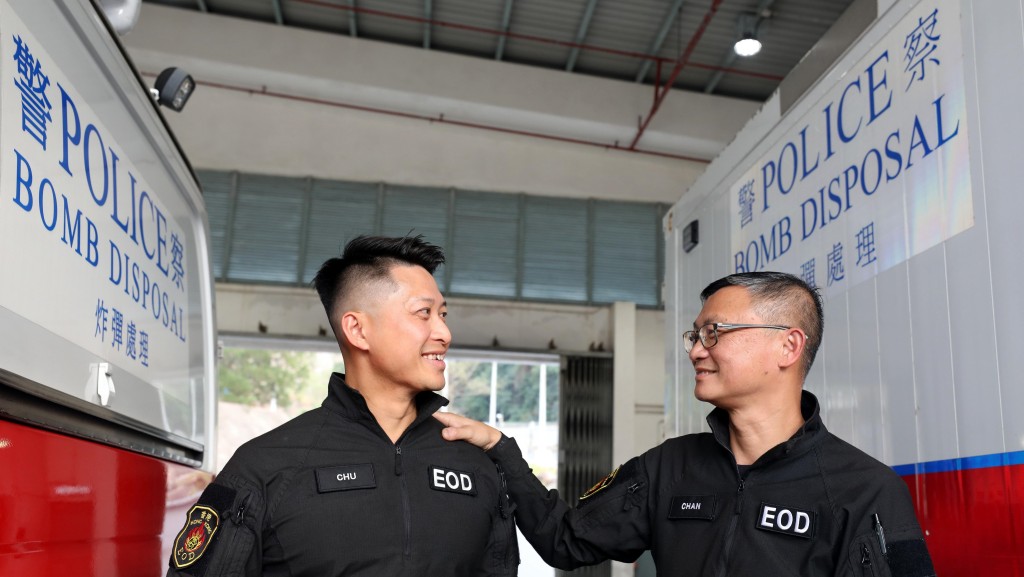 陳光鴻（右）與朱烜樞於爆炸品處理課分別擔任No.2和No.3的崗位。