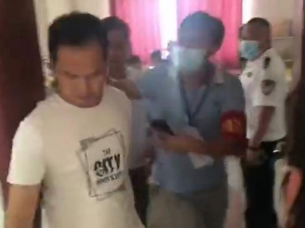 現場工作人員被帶走，30多名學生被勸解疏散。
